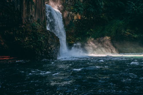 水瀑布的风景照片 · 免费素材图片