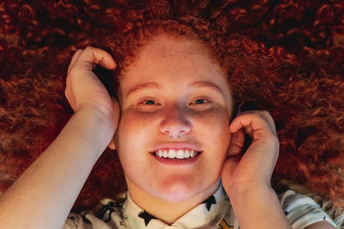 微笑的女人的特写摄影 · 免费素材图片