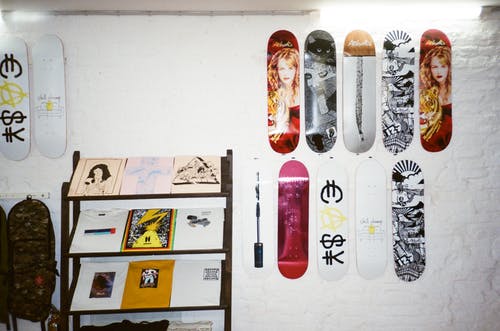 什锦滑板甲板挂在墙上 · 免费素材图片