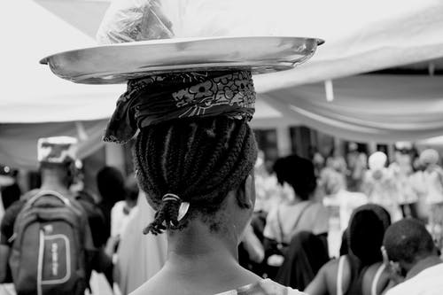 女人在她头上提着盘子 · 免费素材图片