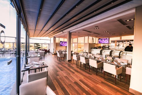 黑色礼服衬衫柜台里的男人 · 免费素材图片