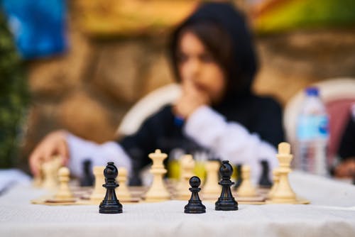 国际象棋棋盘组的选择性聚焦摄影 · 免费素材图片