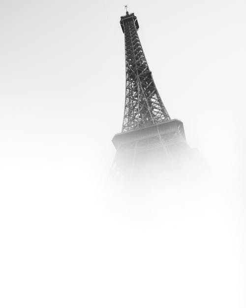 埃菲尔铁塔的低角度摄影 · 免费素材图片
