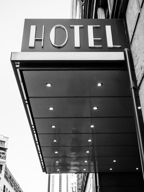 酒店正面的灰度摄影 · 免费素材图片