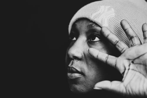 女人戴着帽子的特写照片 · 免费素材图片