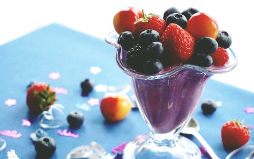 草莓和蓝莓在脚杯 · 免费素材图片