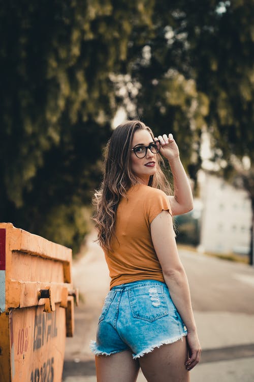 穿棕色衬衫的女人的照片 · 免费素材图片