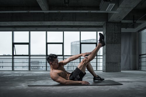 裸照的人，在瑜伽垫上锻炼的照片 · 免费素材图片