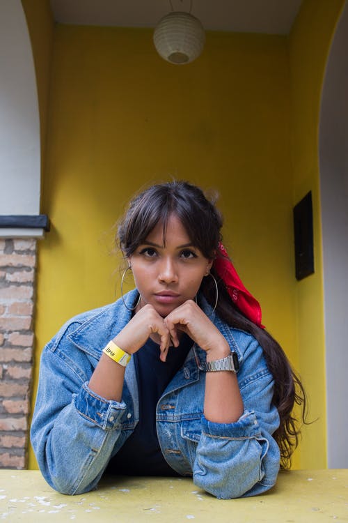 女人穿着牛仔夹克的照片 · 免费素材图片