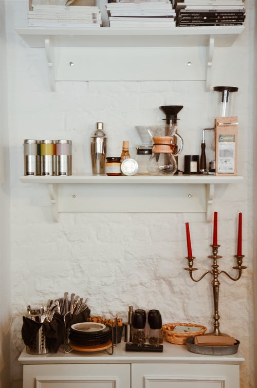 黄金烛台白色木制的桌子上 · 免费素材图片