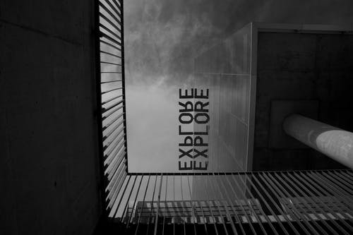 金属栅栏的灰度摄影 · 免费素材图片