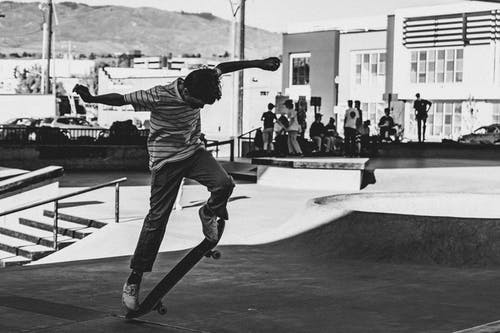男子滑板的灰度摄影 · 免费素材图片