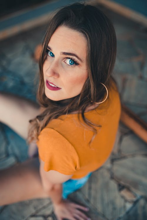 穿棕色衬衫的女人的照片 · 免费素材图片