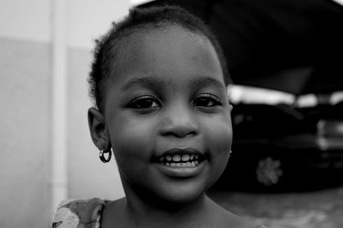 女孩微笑的特写照片 · 免费素材图片