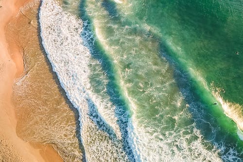 白天的海浪和海岸 · 免费素材图片