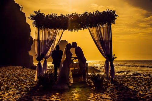 新婚在海边接吻的剪影摄影 · 免费素材图片