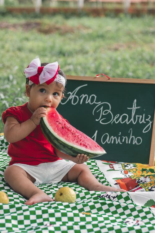 女孩吃西瓜的照片 · 免费素材图片