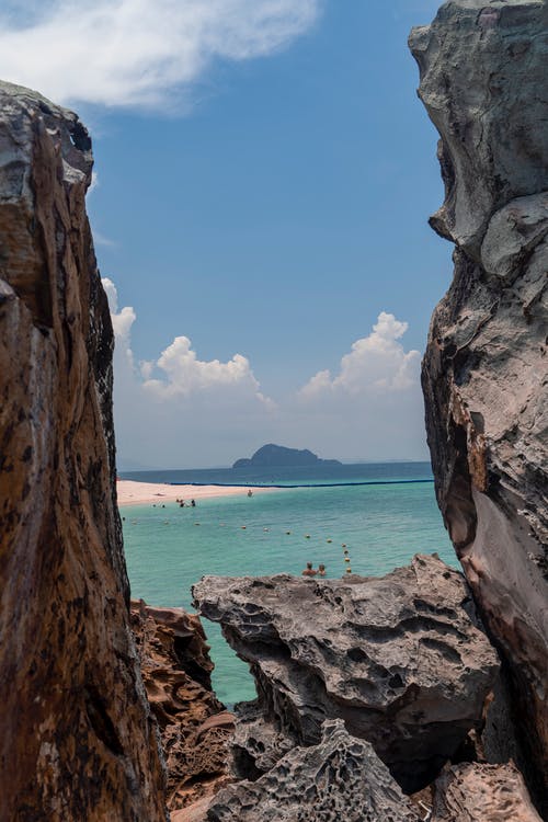 海边的灰色岩层 · 免费素材图片