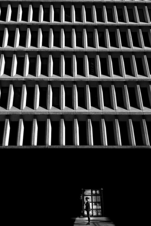 站在大楼前的人 · 免费素材图片