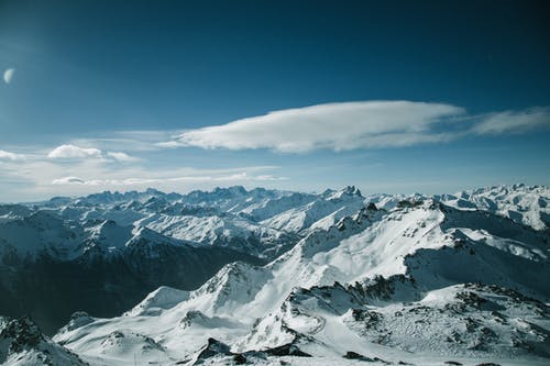 鸟瞰白雪皑皑的山脉 · 免费素材图片