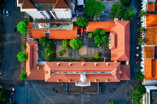 空中摄影的橙色屋顶的房子 · 免费素材图片