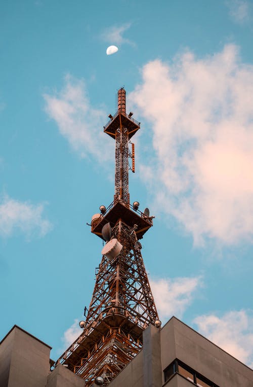 棕色金属通讯塔 · 免费素材图片