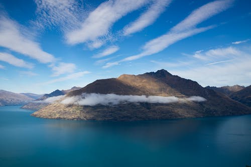 白天，水包围的群山 · 免费素材图片
