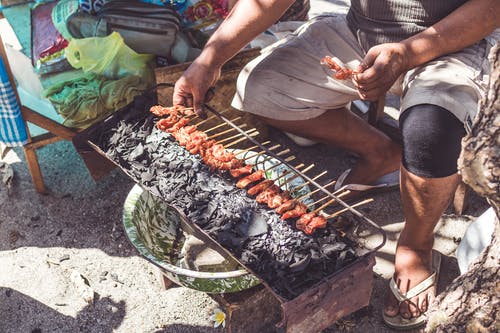 烹饪街头美食的人 · 免费素材图片
