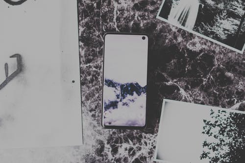 大理石表面上android智能手机的灰度摄影 · 免费素材图片