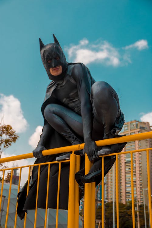 男人穿着蝙蝠侠服装的低角度照片 · 免费素材图片