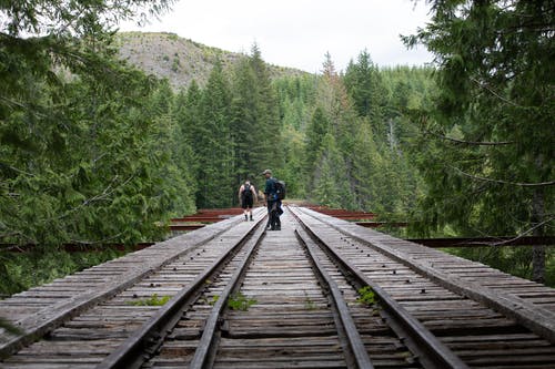 铁路上的两个徒步旅行者 · 免费素材图片