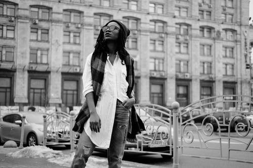 女人的灰度摄影 · 免费素材图片