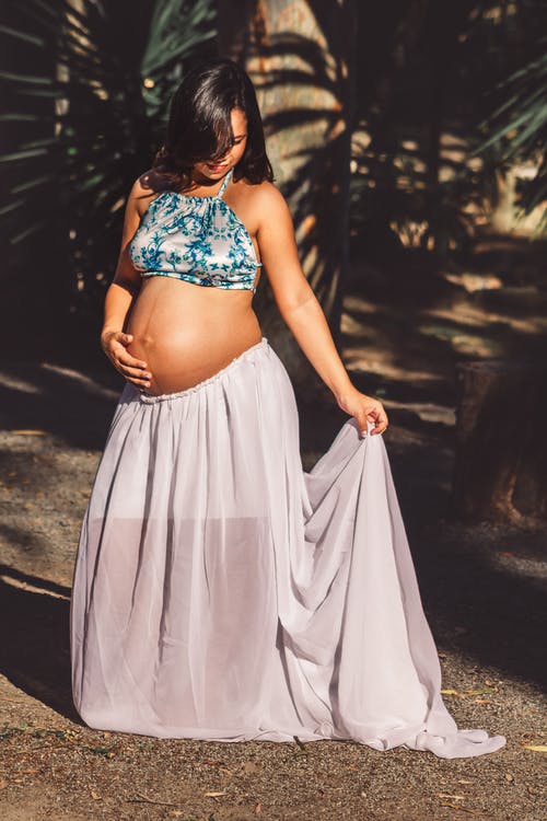 孕妇穿蓝色和灰色的透明连衣裙 · 免费素材图片