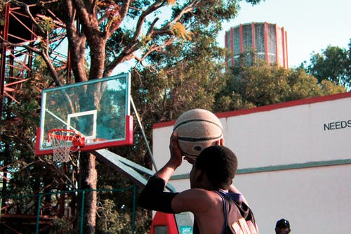 即将射击的篮球运动员 · 免费素材图片