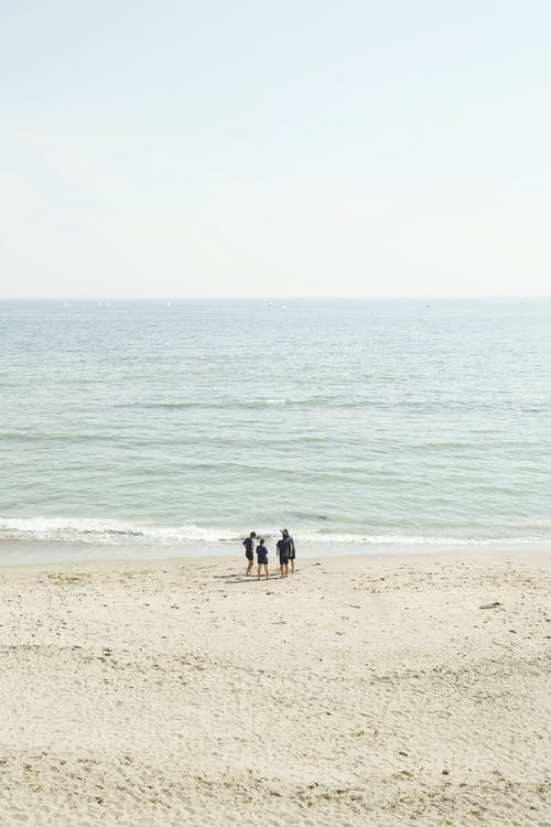 站在海边的人 · 免费素材图片