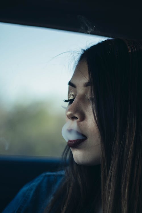 女人吸烟的特写照片 · 免费素材图片