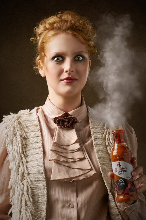 女人穿着棕色衬衫 · 免费素材图片