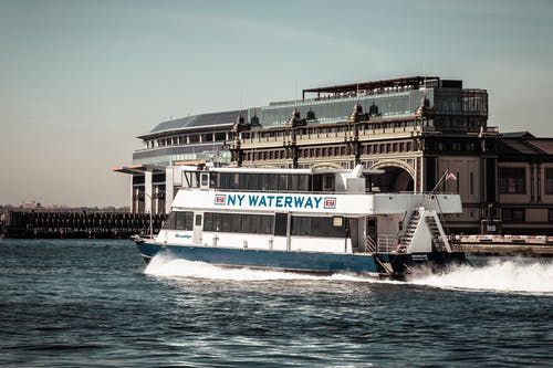 Ny水路船在海上 · 免费素材图片