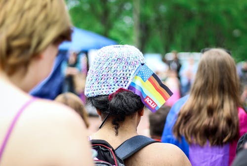 Lgbt旗在她的头发的女人的选择性聚焦摄影 · 免费素材图片