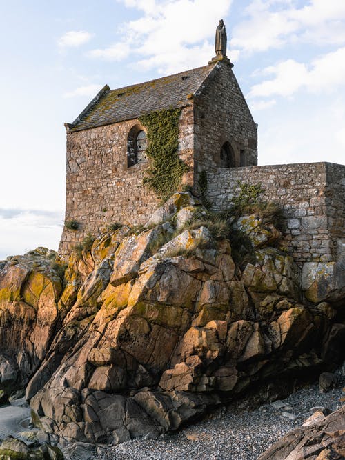 灰色的石头房子在博尔德的低角度摄影 · 免费素材图片