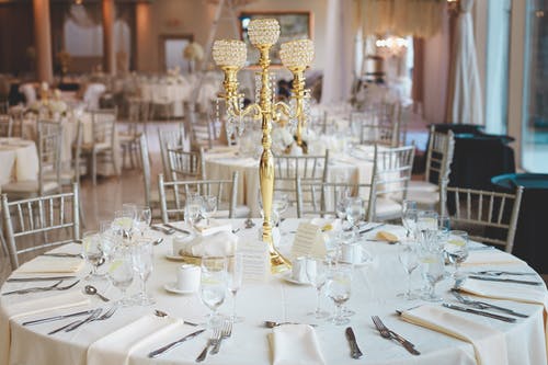 桌上的黄铜烛台 · 免费素材图片