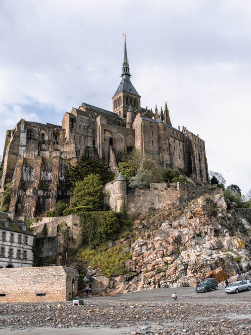 灰色城堡的低角度摄影 · 免费素材图片