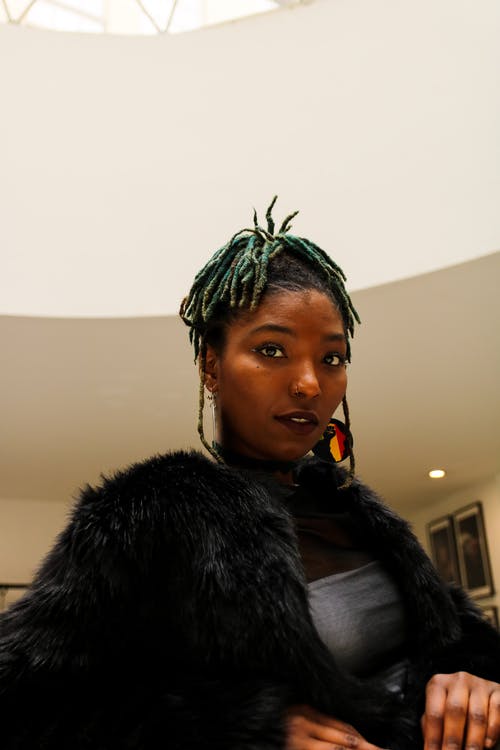 黑色皮大衣摆姿势的女人的肖像照片 · 免费素材图片