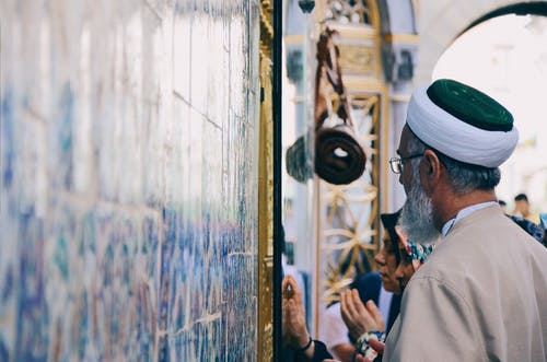 男人和女人祈祷 · 免费素材图片