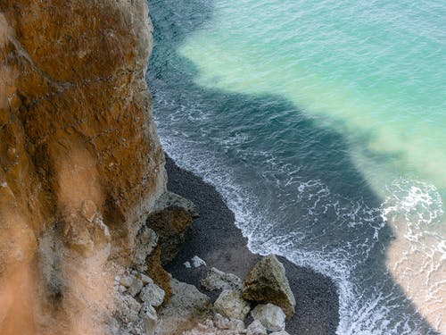 悬崖的影子在岸上 · 免费素材图片