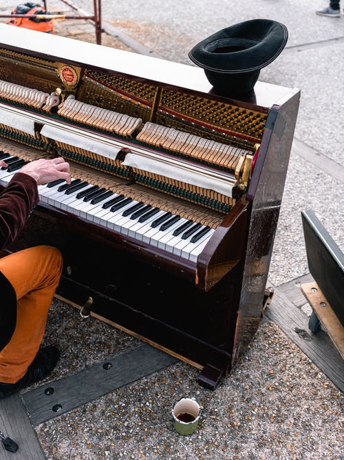 人弹棕色立式钢琴 · 免费素材图片