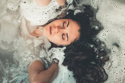 泡在水中的女人 · 免费素材图片