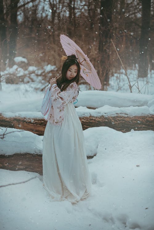 女人穿着白色和粉红色的花和服连衣裙 · 免费素材图片