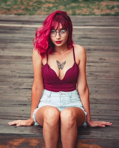 女人在褐红色的意大利面条皮带顶部的浅焦点照片 · 免费素材图片