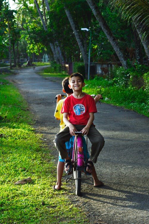 男孩骑在自行车的背上 · 免费素材图片